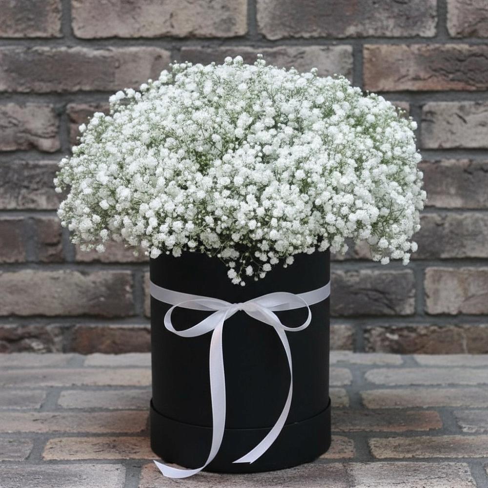 Цветочная композиция из Гипсофила в шляпной коробке в Прямицыно