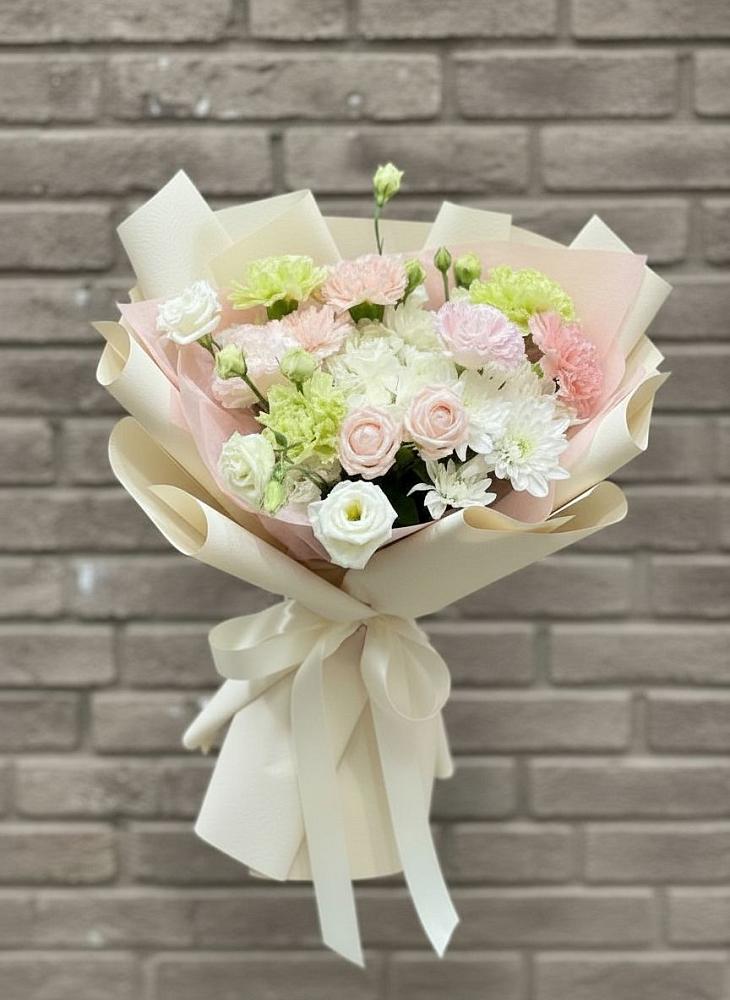 Букет цветов из: Гвоздики, Розы, Лизиантусы и Хризантемы в Прямицыно