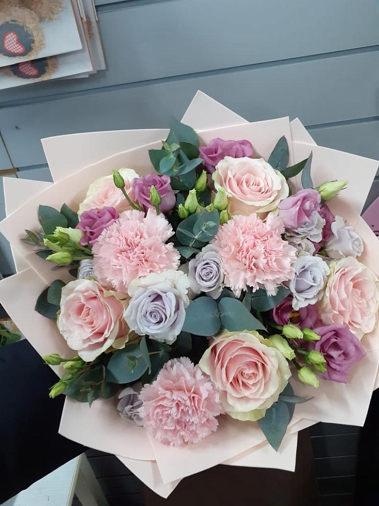 Букет цветов из: Розы, Гвоздики и Лизиантусы в Прямицыно